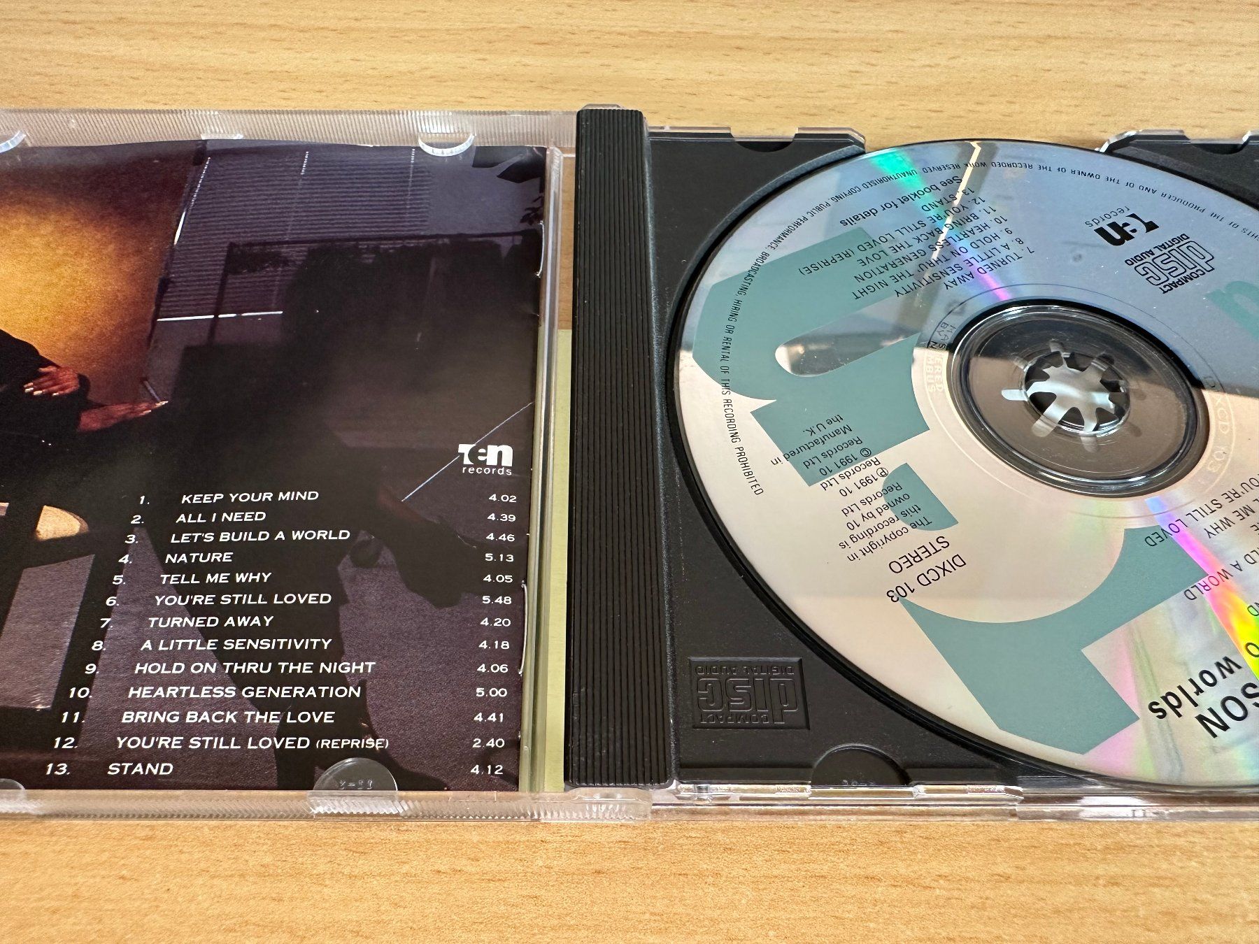 CD: Lavine Hudson – Between Two Worlds – Usato da Rikon im Tösstal venduto da Alpenmutz 2