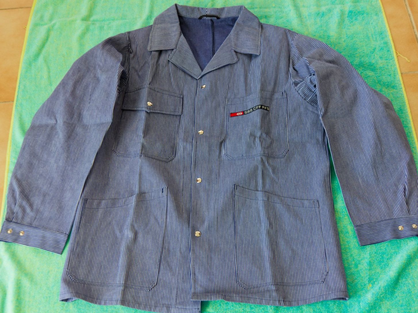 SBB/CFF/FFS Uniformi: Veste de mécanicien SBB CFF FFS rayée bleue – Nuovo (secondo la descrizione) da Grolley venduto da Nousty 1