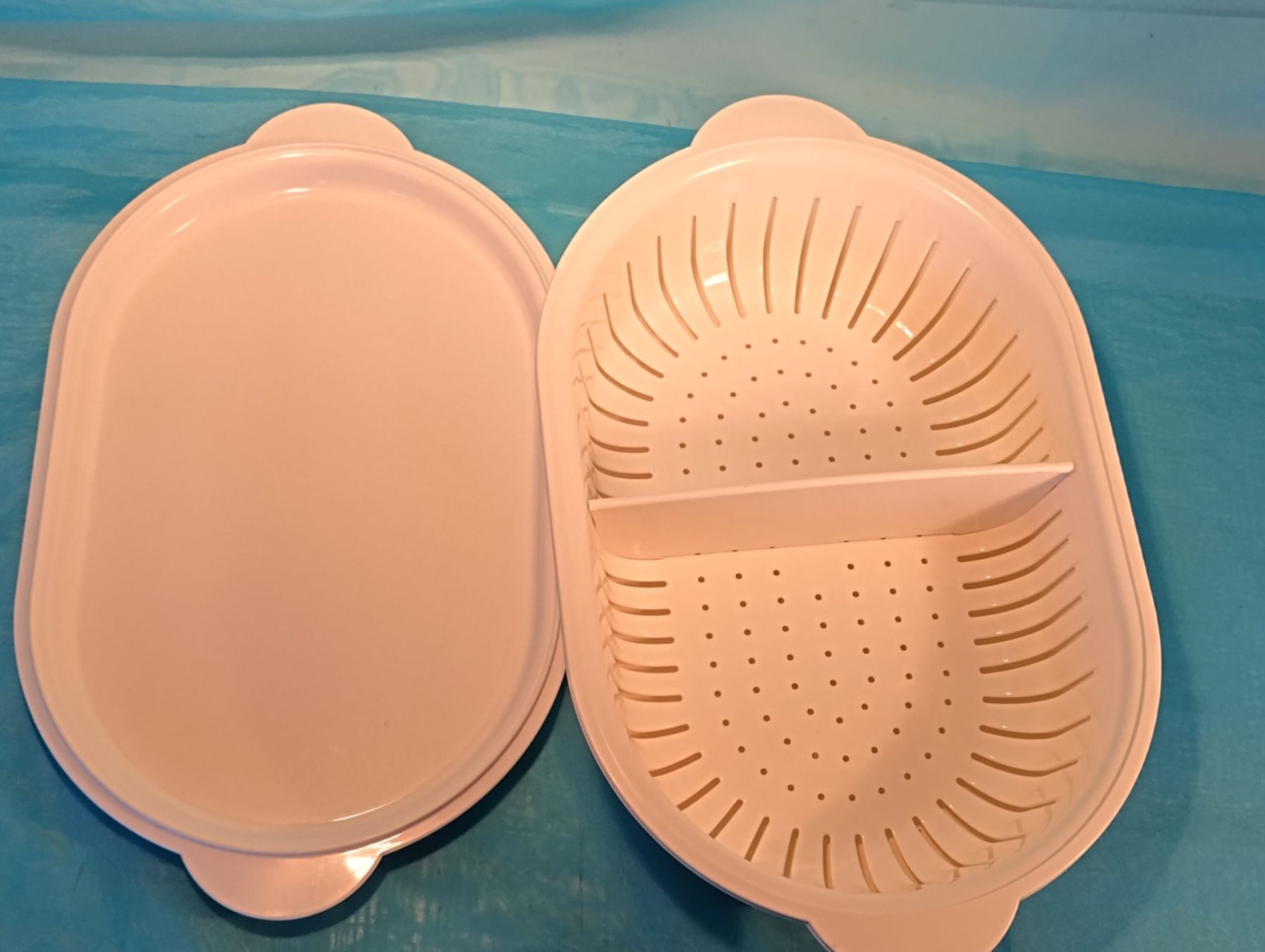 Tupperware Recipients et similaires: Tupperware oval Server mit Sieb, 4L. weiss – D'occasion à Bellach par JingleCherry 1