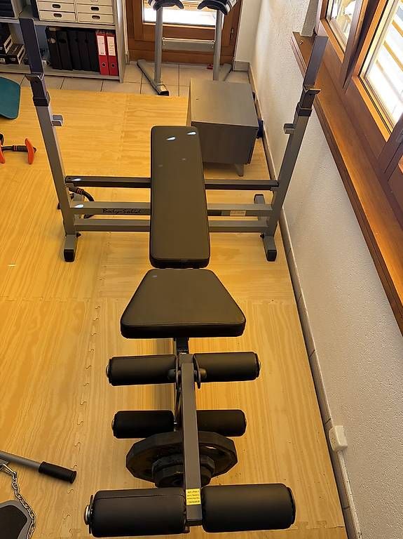 Hometrainer: Body-Solid Hantelbank mit Langhantelablage & Beintrainer – Usato da Buchrain venduto da bbrules1886