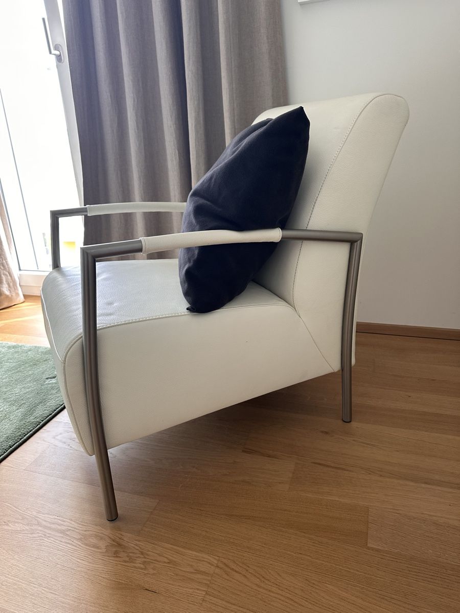 Poltrone: Weisser Ledersessel mit hoher Lehne – Usato da Wädenswil venduto da mai_29dc 1