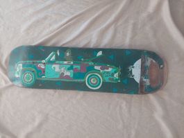 Skateboard-Deck mit Totenkopf und Cut-Outs