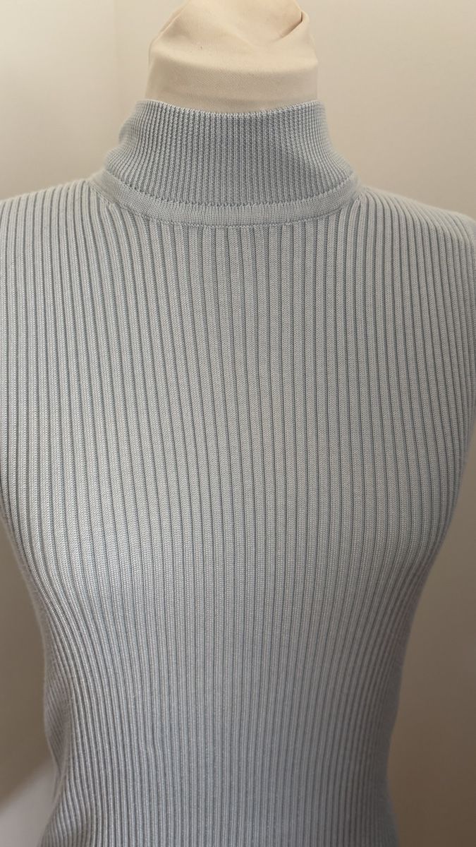 Maglioni & Felpe: Ärmelloser Feinstrick-Pullover Rollkragen-Top Hellblau G – Nuovo e nell'imballaggio originale da Rheinfelden venduto da nad_6hrl 1