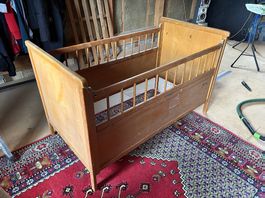Bett - Kinderbett / Babybett aus Holz alt