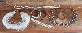 Schmuckset in weiss und braun