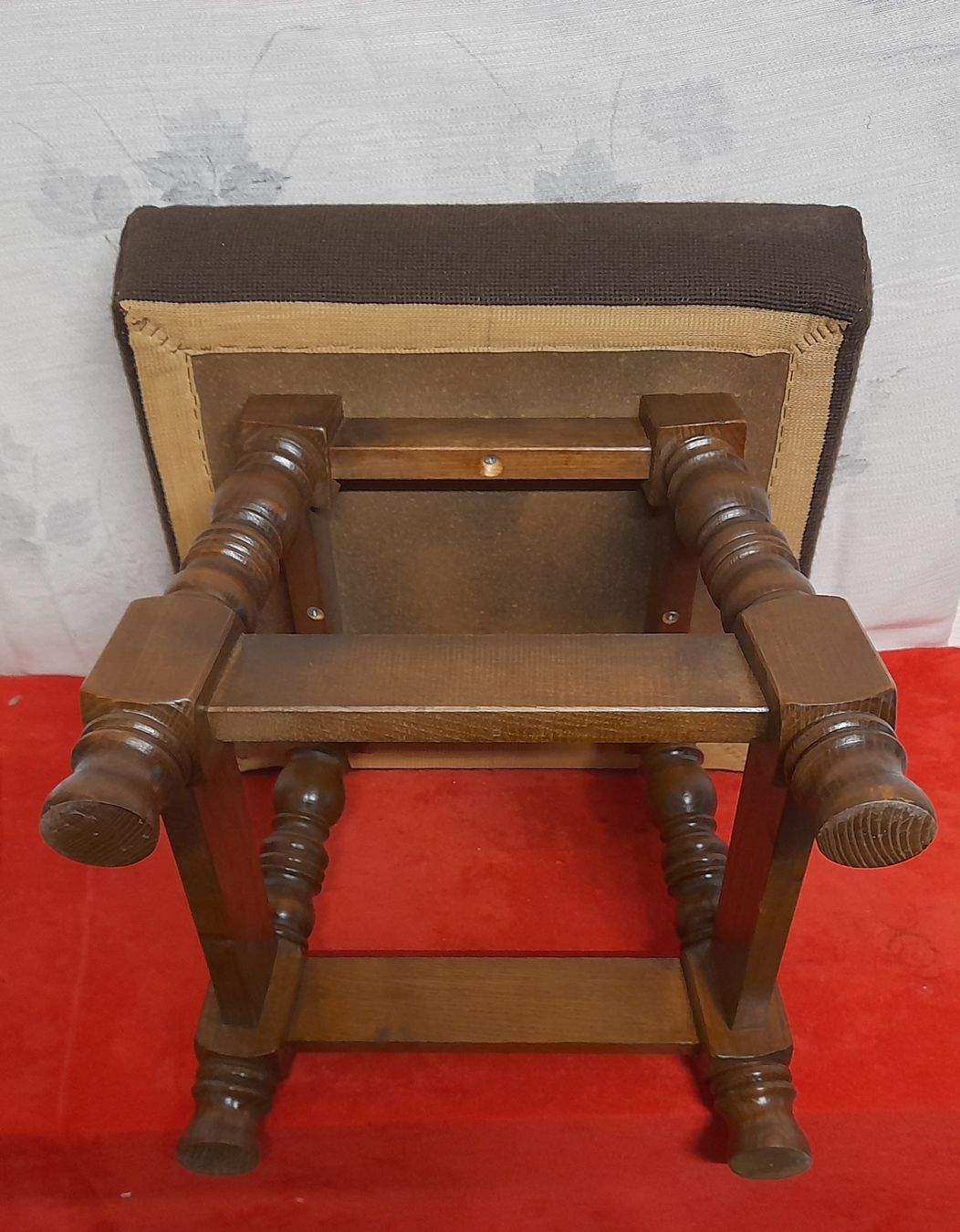 Sgabelli: Handgearbeiteter Fuss-Schemeli/Hocker mit Vogelmuster – Usato da Winterthur venduto da Ufff512 3