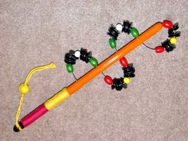 Hand Rassel Musik Rhythmus Instrument Unikat Handarbeit A)