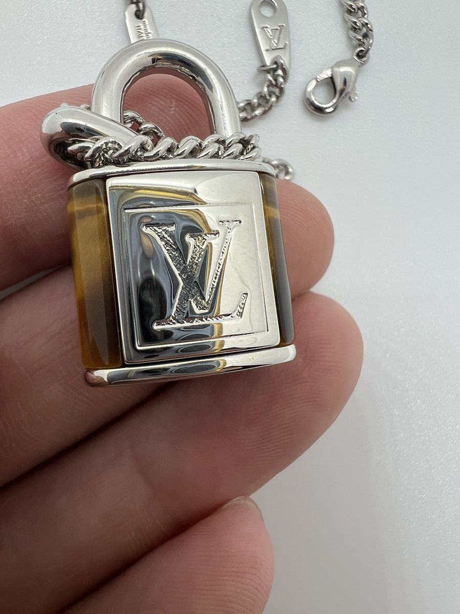 Louis Vuitton Catenine: LV necklace with Tiger eye lock  – Nuovo e nell'imballaggio originale da Zürich venduto da mvique