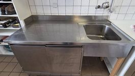 Waschbecken mit Schrankunterbau aus Chromstahl