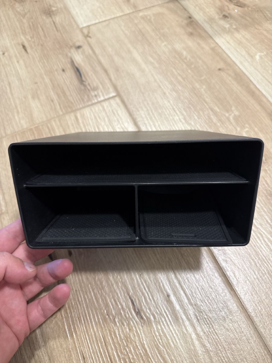 Audi Tutti pezzi di ricambio auto: Audi Q4 (2022-2026) center console insert – Usato da Euthal venduto da patrikmikolaj 1