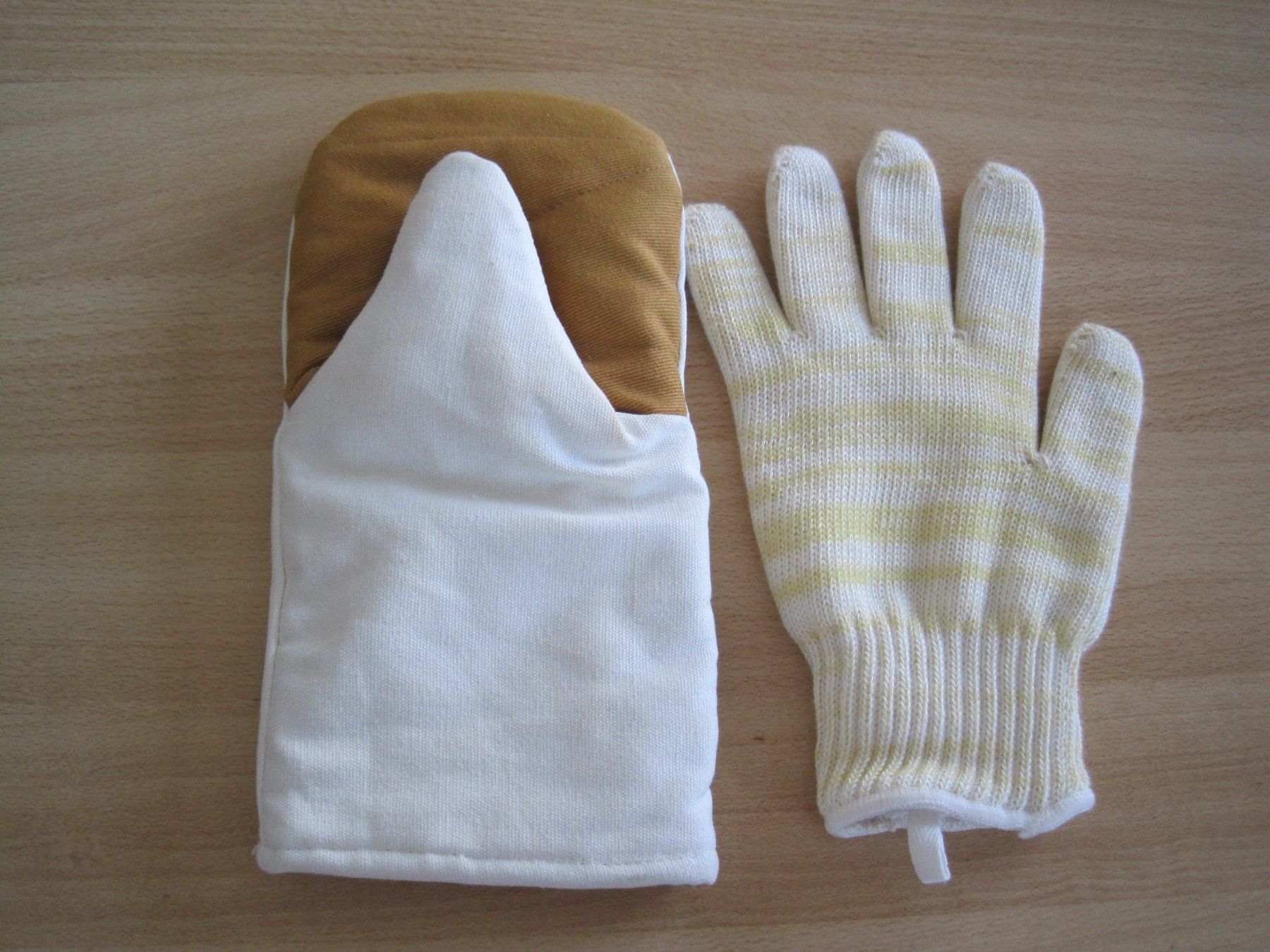 Appareils de cuisine: 2 wenig gebrauchte Topfhandschuhe – D'occasion à Schachen LU par moepsli5 1