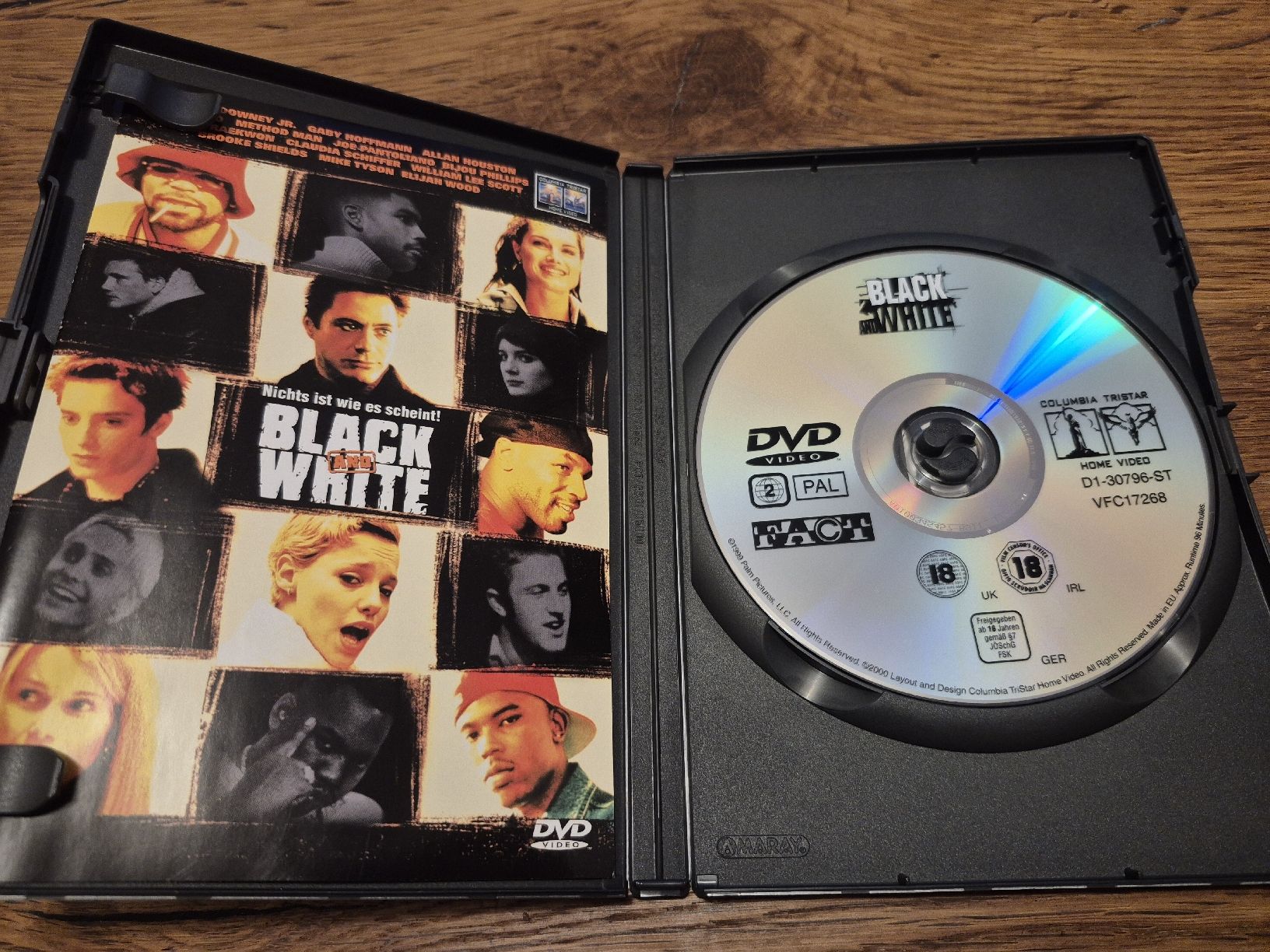 Tutti i DVDs: Black and White - Robert Downey (DVD) – Usato da Oberembrach venduto da giu_7ksd 2