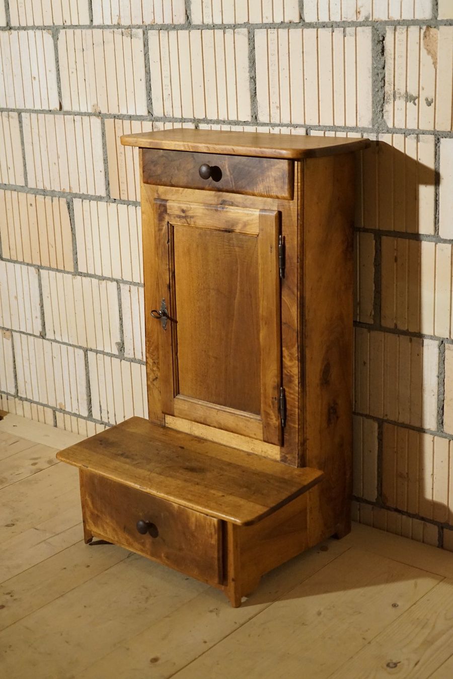 Cassettiere: Möbel klein aus Nussbaum Holz antik – Usato da Hinwil venduto da Antikfischer