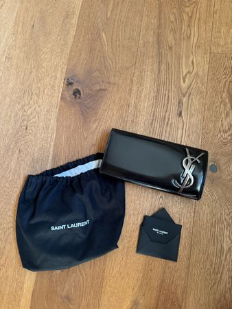 Saint Laurent Clutch aus Lackleder, Schwarz