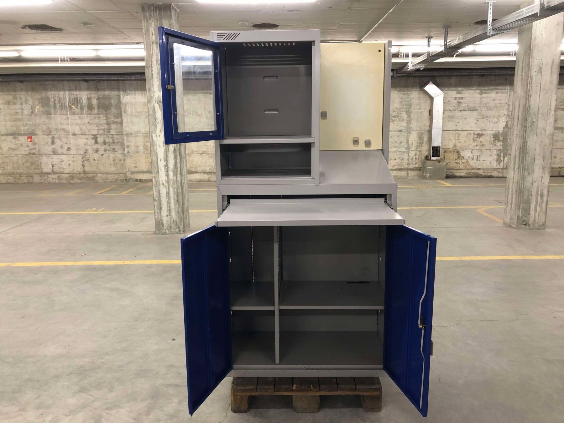 Tutti gli attrezzi: Computer-Arbeitsstation aus Stahlblech – Usato da Winterthur venduto da Joe1001