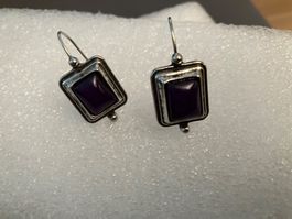 Silberfarbene Ohrhaken mit violettem synth. Stein, neu