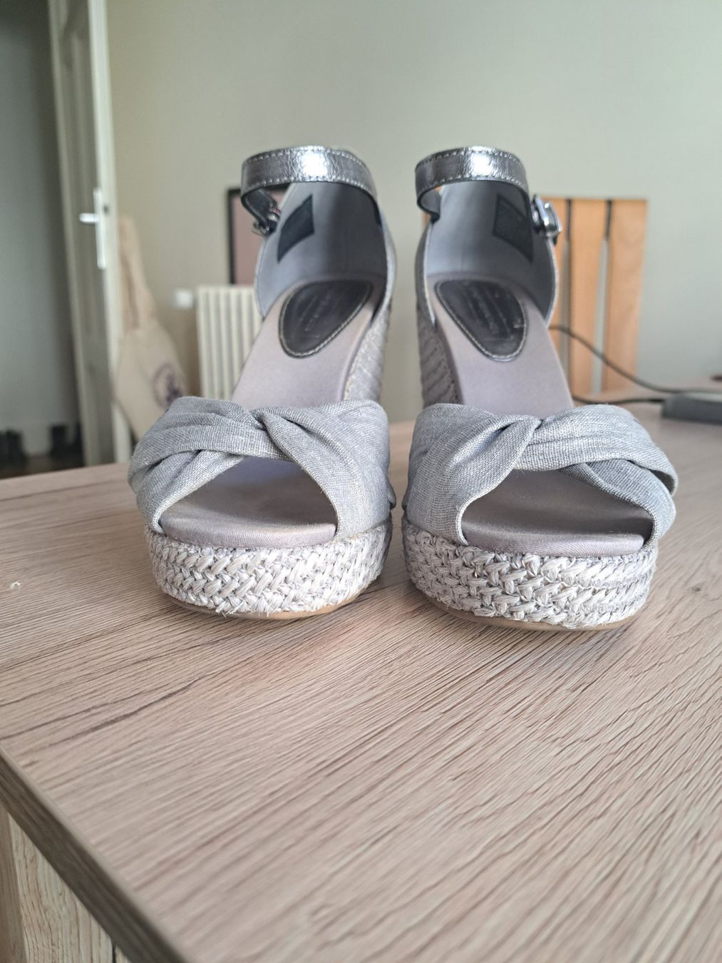 Tommy Hilfiger Scarpe da donna: Sandales compensées Tommy Hilfiger grises taille 41 – Usato da Genève venduto da UneGenevoiseVintage 1
