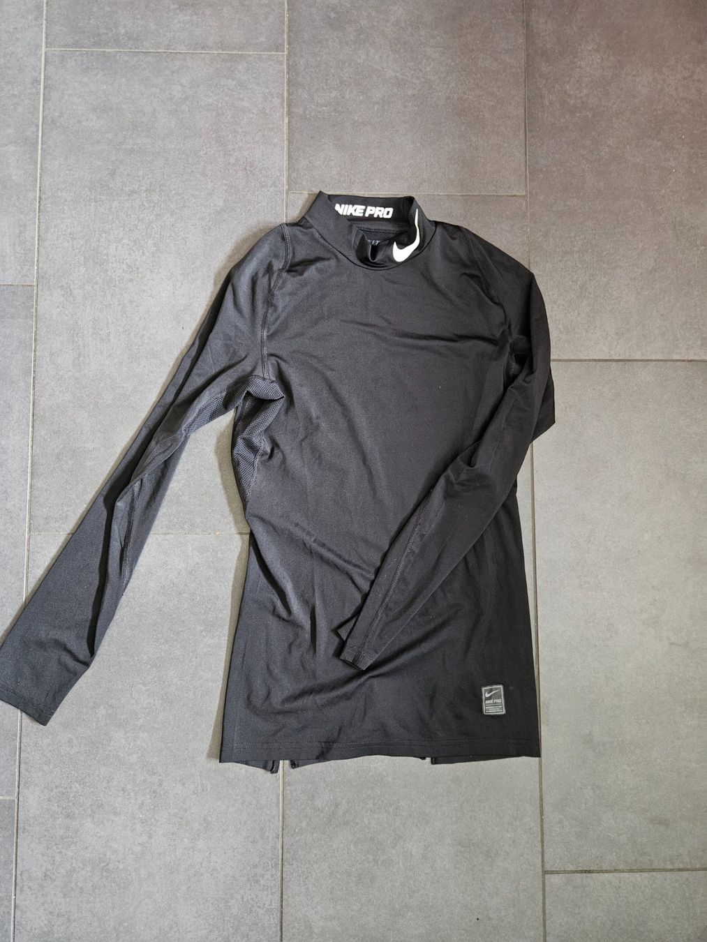 Nike Maglioni & Felpe: Nike Pro Shirt – Usato da Boswil venduto da Goorlie