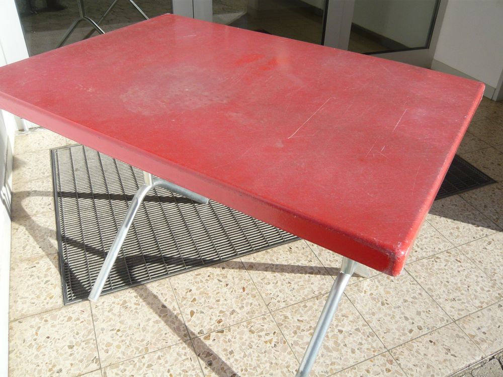 Table pliante en métal couleur rouge, camping vintage