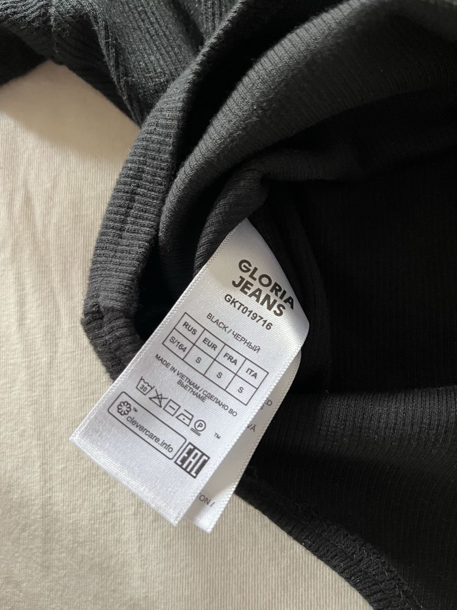 Top: Crop Top schwarz mit kurzen Ärmeln – Usato da Rodersdorf venduto da estherdaphne 2