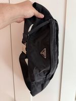 Prada Bauchtasche schwarz mit Logo und Metallschnalle