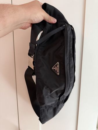 Prada Bauchtasche schwarz mit Logo und Metallschnalle