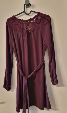 Dunkelrotes Kleid mit Spitze, Grösse 34