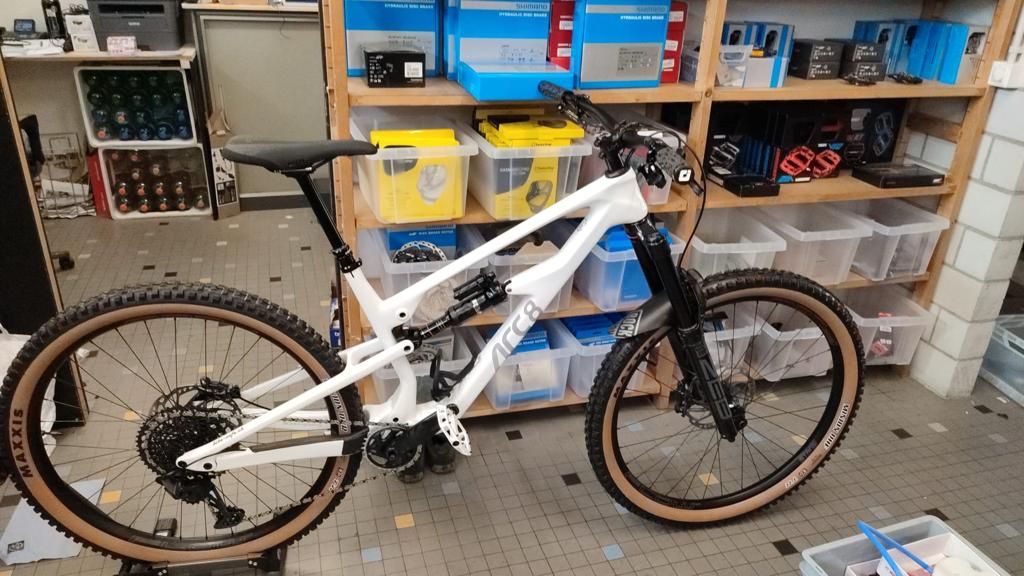 ARC8 Biciclette: ARC8 EXTRA Custom 2023 / Enduro Bike – Nuovo (secondo la descrizione) da Schaffhausen venduto da ata_j5hc