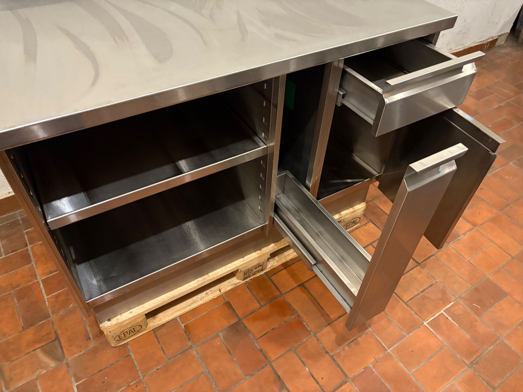 Cucine complete: Gastro Edelstahlmöbel,Arbeitstisch – Usato da goldau venduto da G.app 4