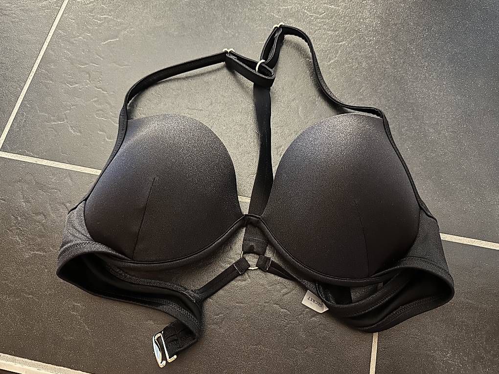Costumi da bagno & Bikini: Schwarzer VS Bikini-Oberteil mit Strass, Grösse 34D – Nuovo (secondo la descrizione) da Niederhasli venduto da R__A