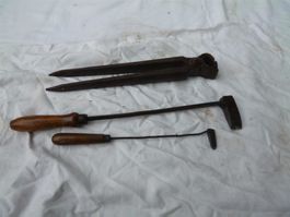 1 Handgeschmiedete Zange 2 Lötkolben  Zimmermann Holz Axt