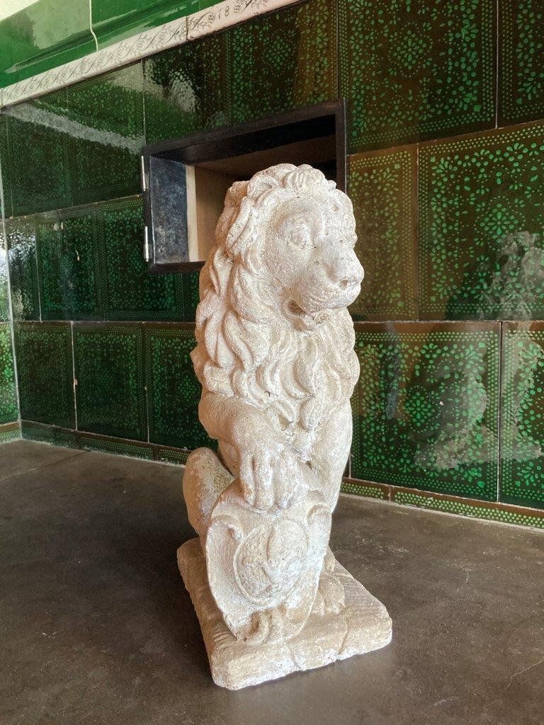 Skulpturen & Statuen: Skulptur Löwe mit Schild aus Gips – Gebraucht aus Hinwil von Antikfischer 1