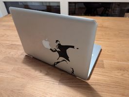 Apple Laptop mit Banksy Aufkleber