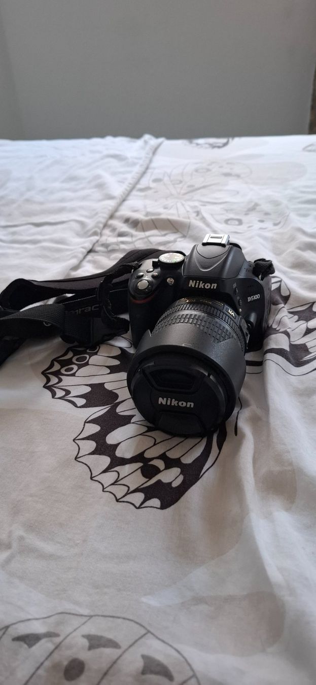 Nikon Kamera: Nikon D5100 Spiegelreflexkamera + Zubehör – Gebraucht aus Gelterkinden von heavensnotenough