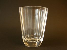 ORREFORS, SCHÖNE FACETIERTE GLAS BLUMENVASE,  SCHWEDEN.