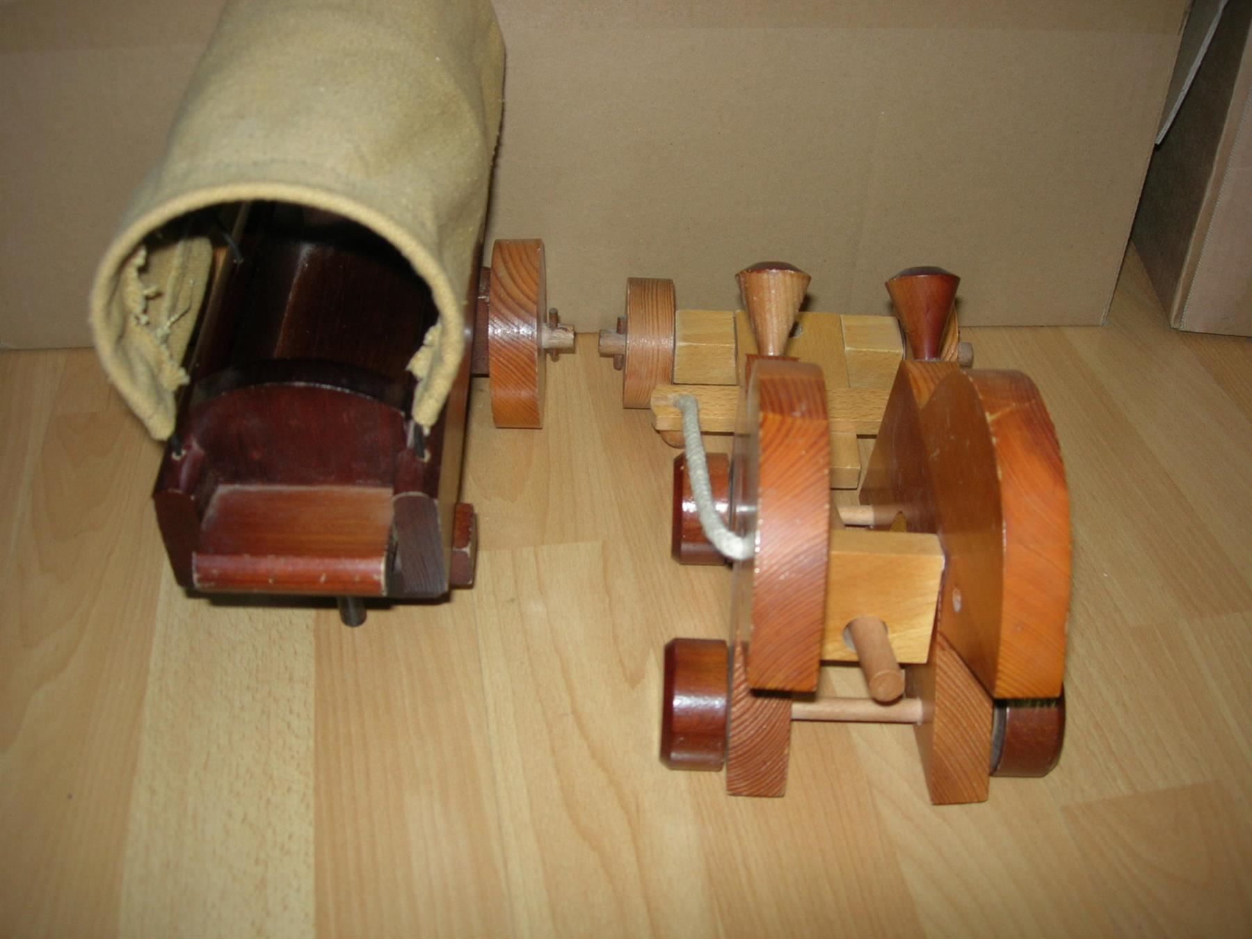 Spielzeuge: Holzpferde mit Planwagen, – Gebraucht aus Hornussen von Corvette- 5