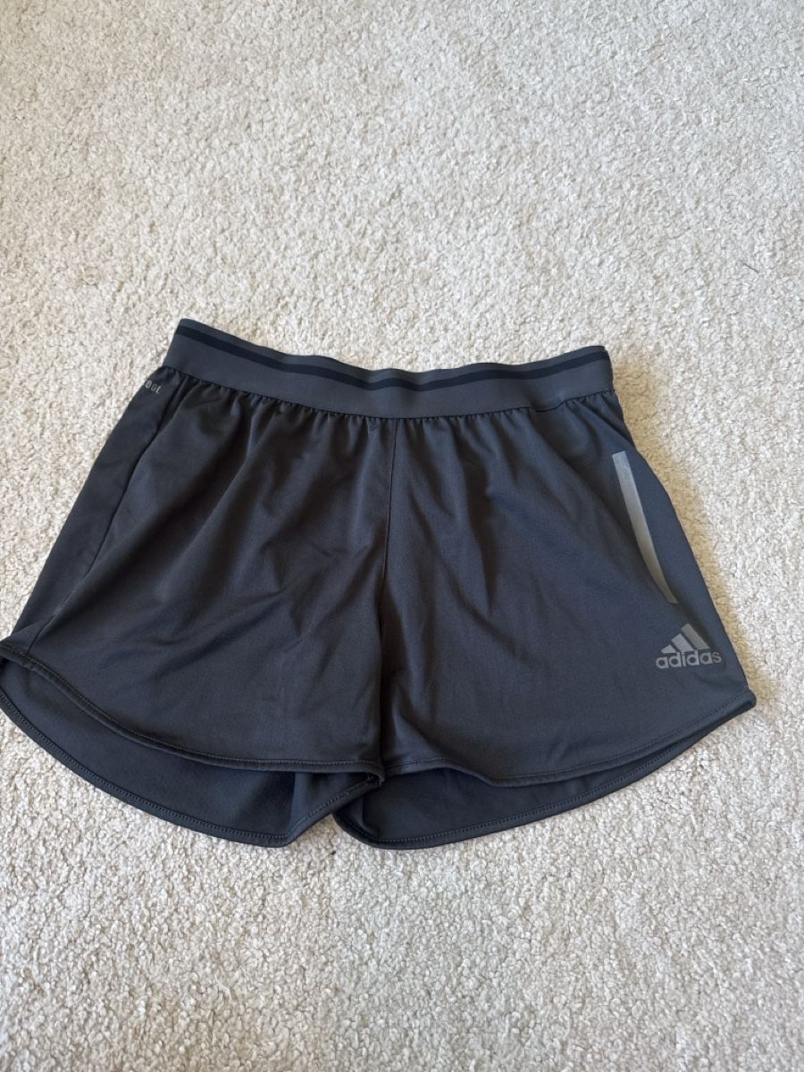 Adidas Pantaloni: Kurze Sporthose Adidas – Usato da St. Niklausen LU venduto da car_2562