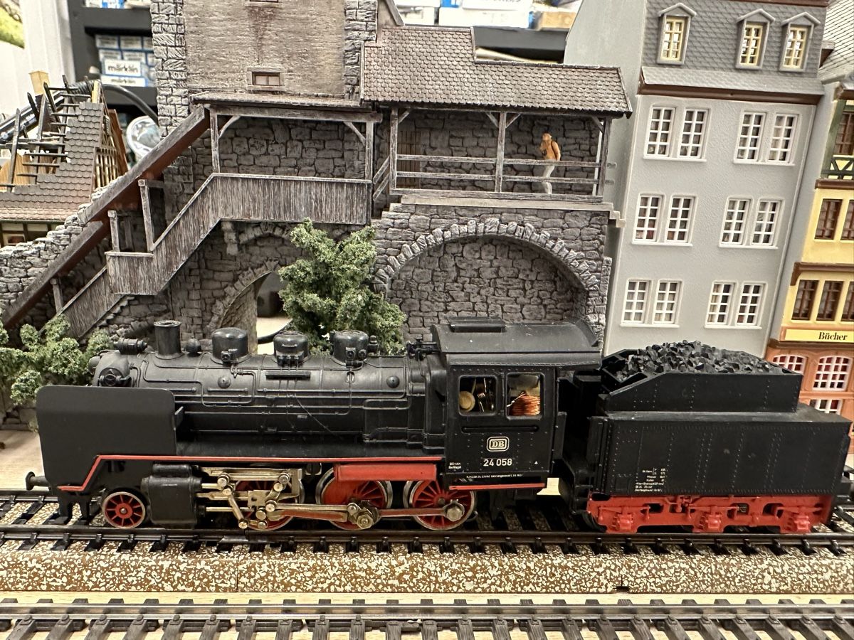 Märklin Modelleisenbahnen: Märklin 3003 DB BR 24 – Gebraucht aus Lupsingen von New-Haven 1