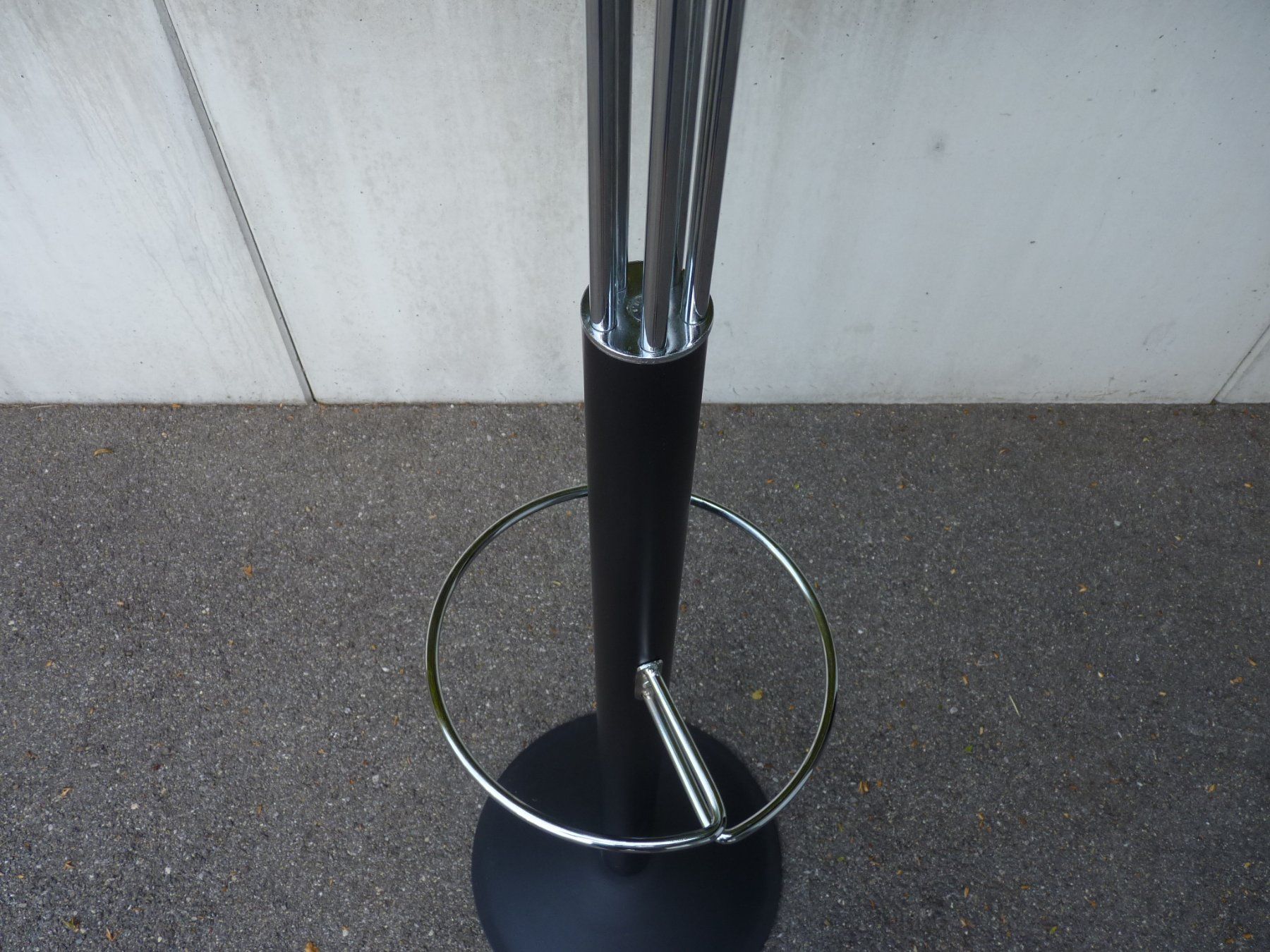 Sonstige Dekorationen & Accessoires: Garderrobenständer robust aus Metall – Gebraucht aus Küsnacht ZH von zoliboli01 2