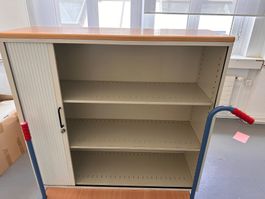 Rolladenschrank mit Holzplatte
