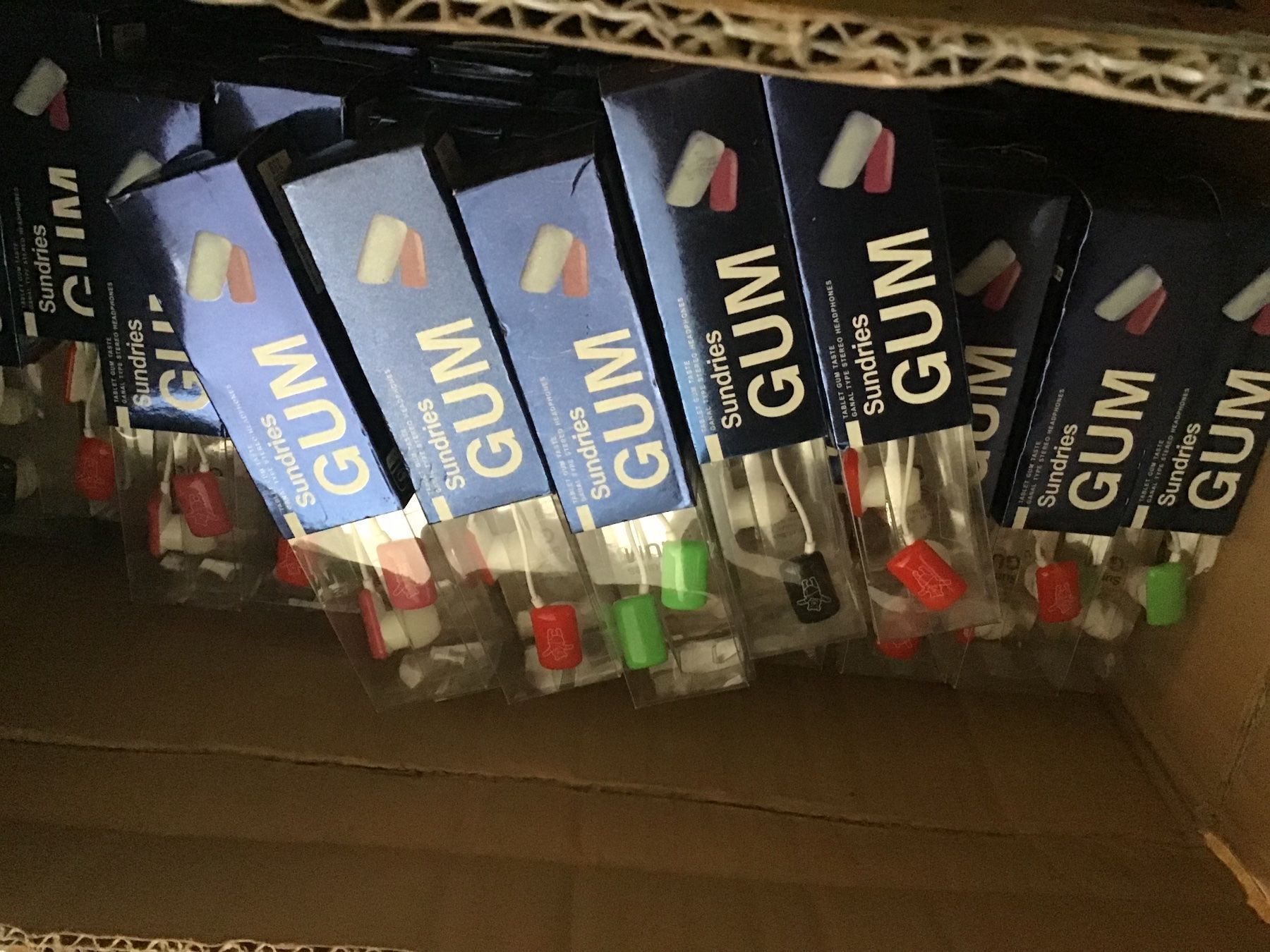 Kopfhörer: 76 écouteurs chewing gum en liquidation – Neu und originalverpackt aus Lausanne von topthai