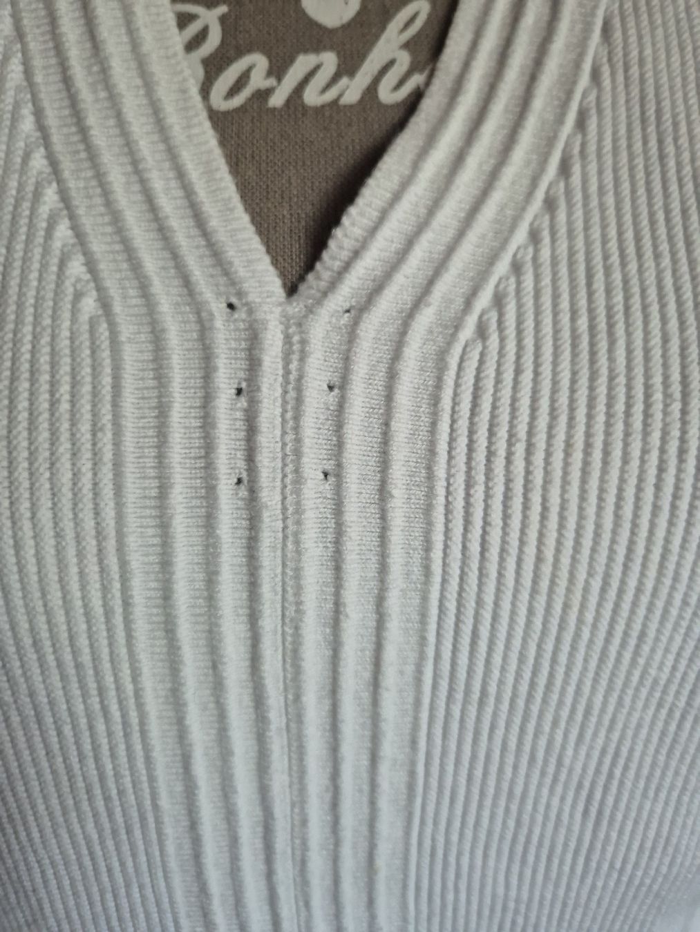 Pullover & Sweatshirts: Damen Pullover weiss V-Ausschnitt gerippt – Gebraucht aus Zürich von Drago670 2