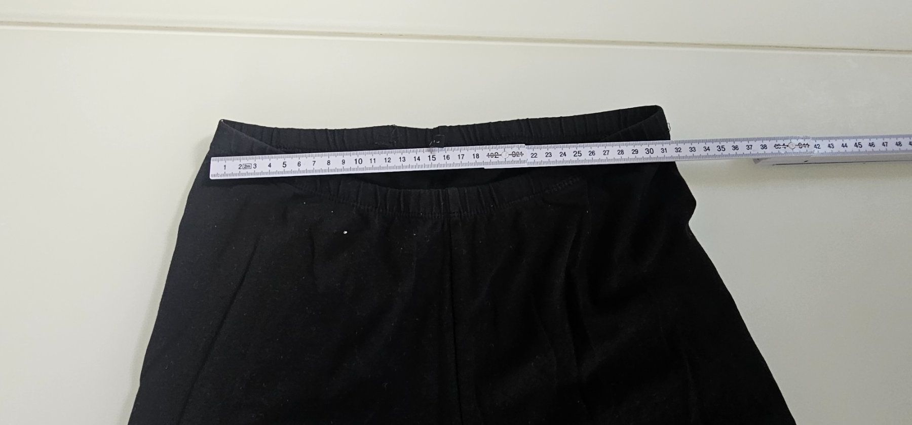 Pantaloni: Schwarze Shorts Gr. L – Usato da Azmoos venduto da Jadejo 1