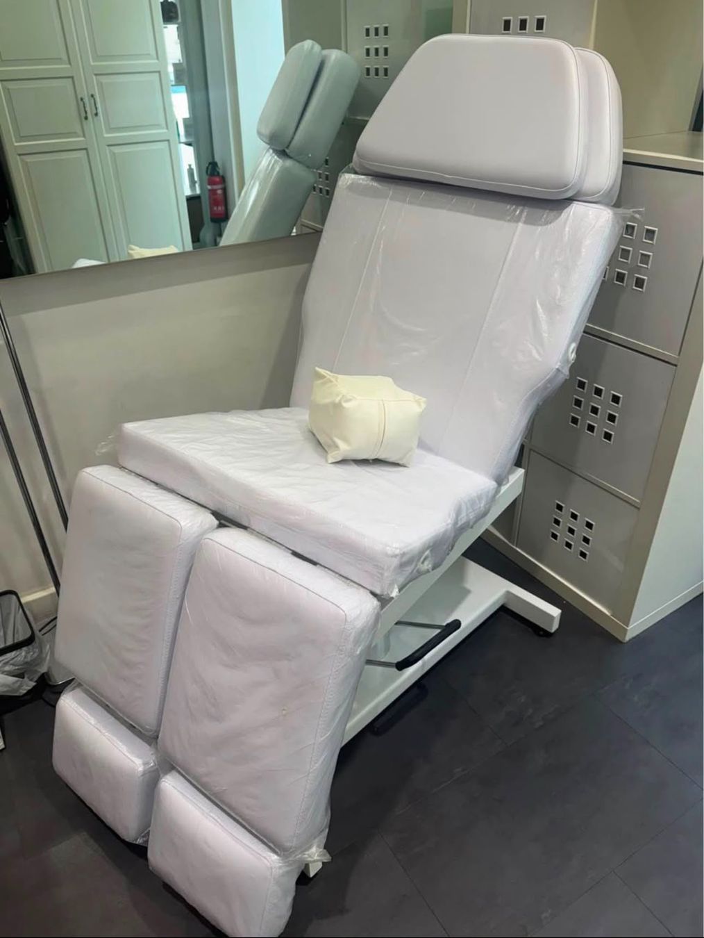 Kosmetik-& Massageliegen: Fauteuil de pédicure blanc, réglable hydraulique – Neu (gemäss Beschreibung) aus Grand-Lancy von meinhardt