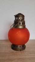 Laterne mit mattiertem, rotem Glas, Sternenmuster