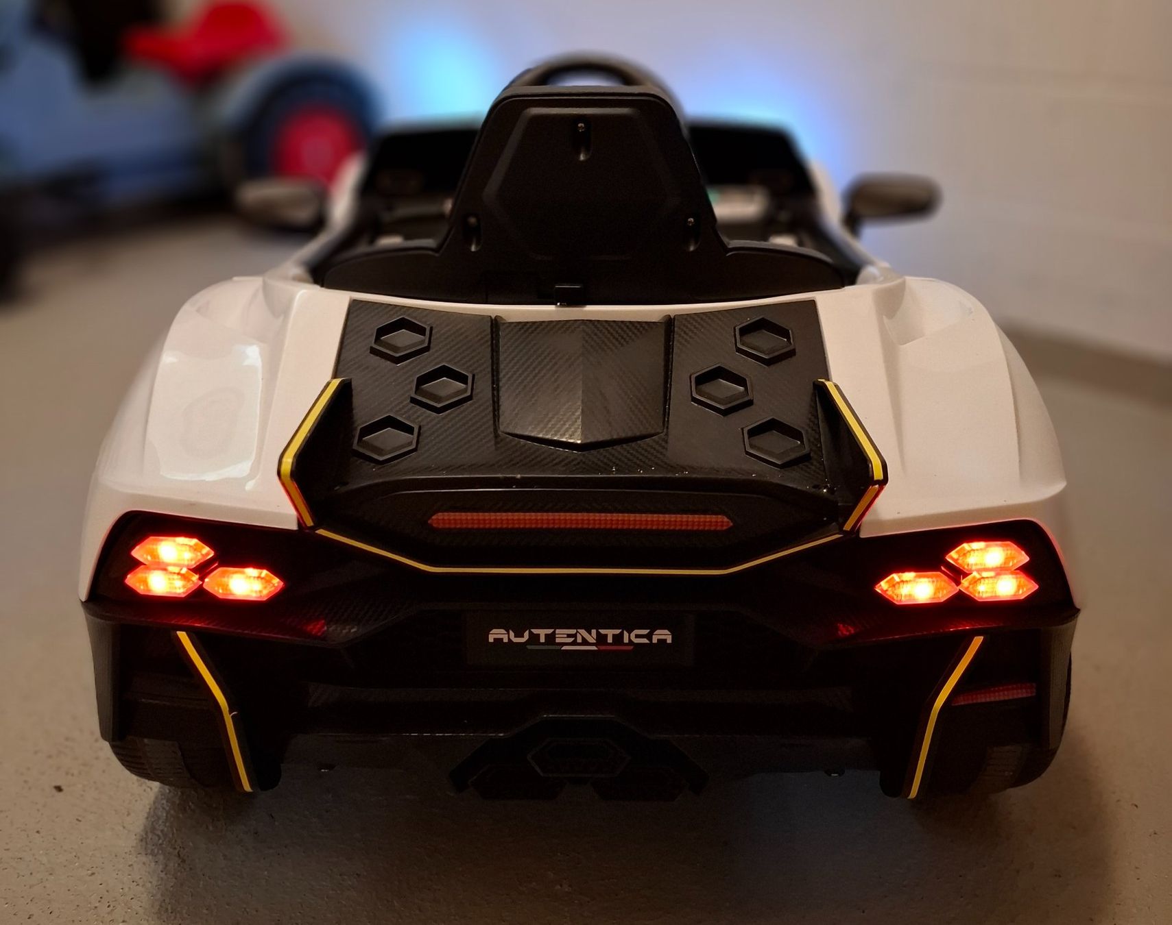 Fahrzeuge für Kinder: Kinder Elektroauto Lamborghini weiss – Gebraucht aus Arbon von Markon 2