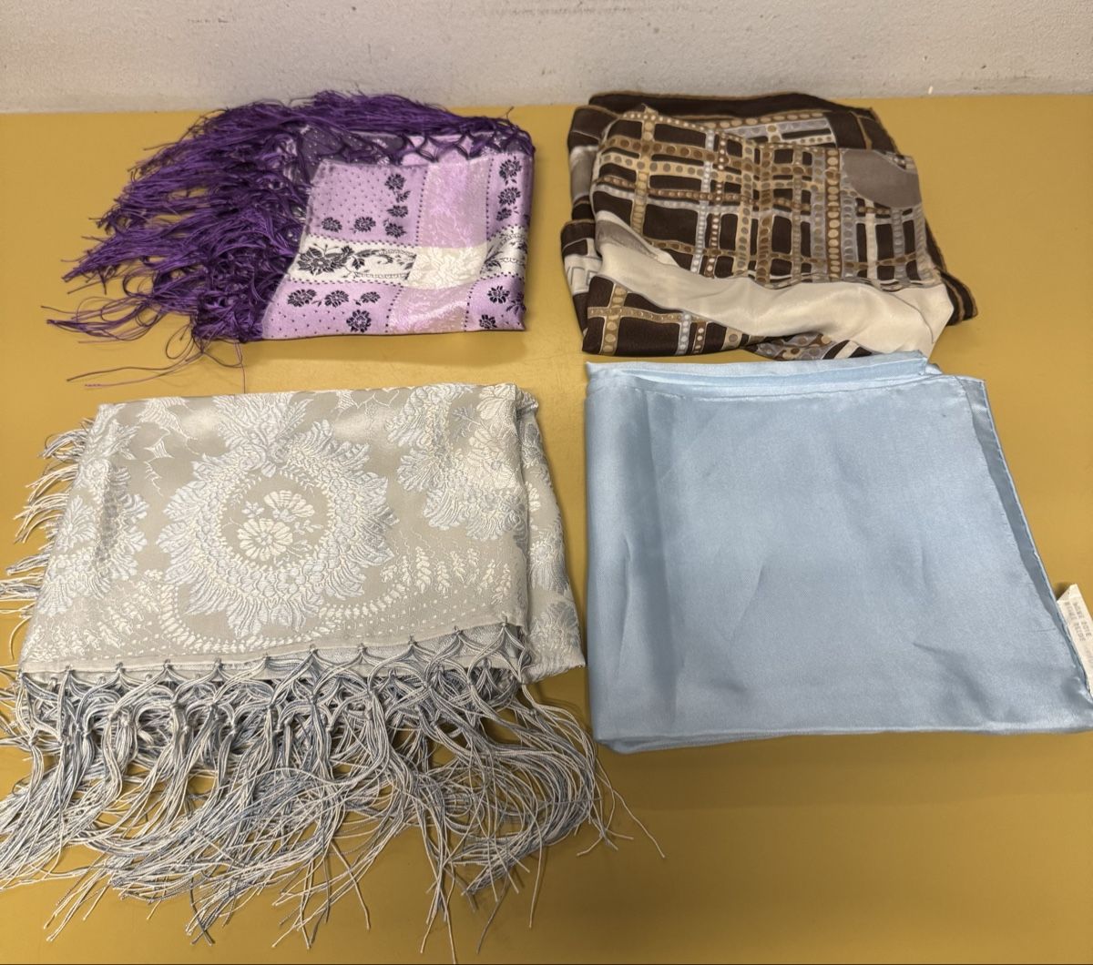 Foulard & Sciarpe: Vier verschiedene Tücher – Usato da Schlieren venduto da Freundlich02