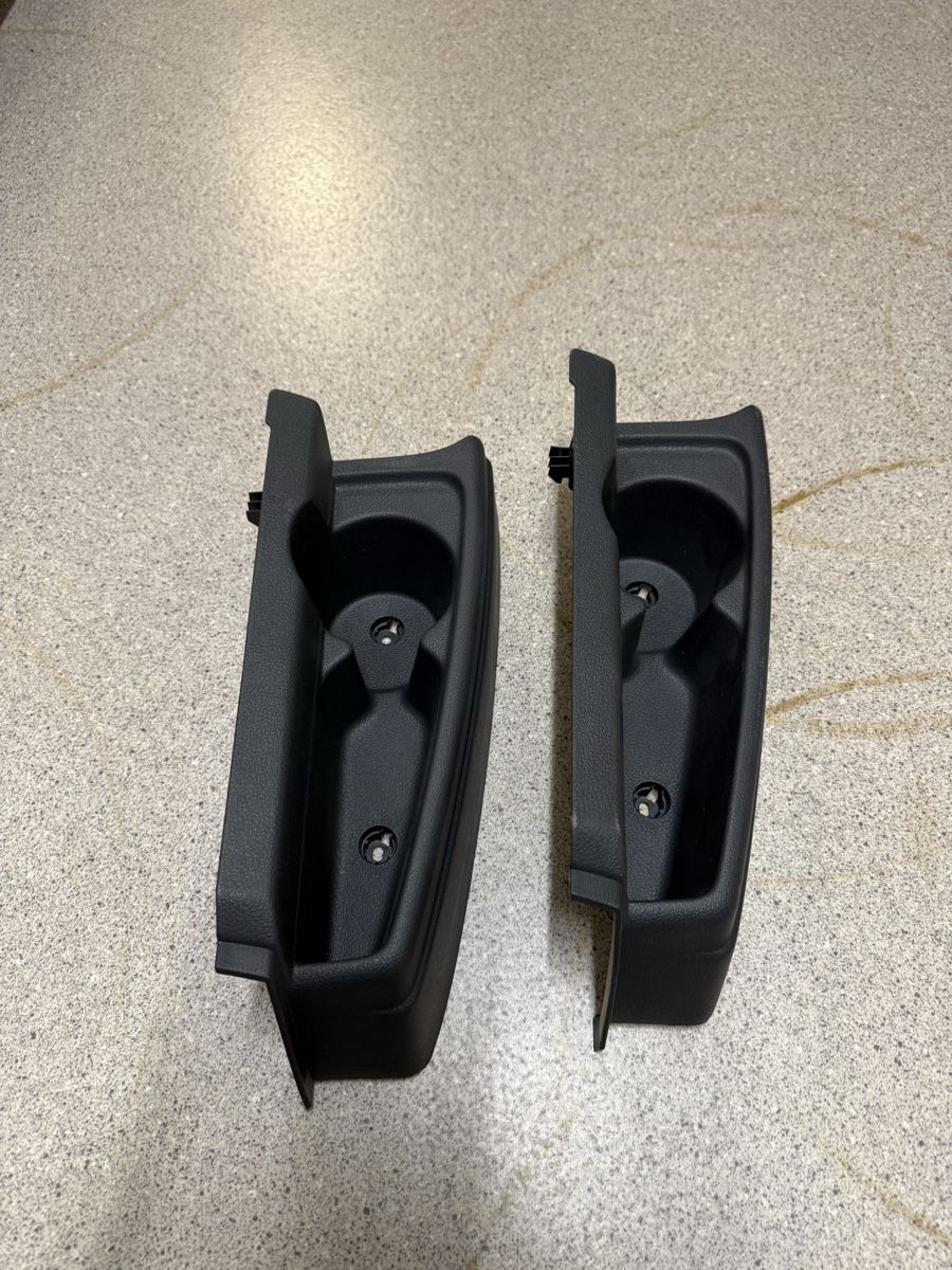 VW Alle Autoersatzteile: 2x VW Caddy Maxi 3 / 4 Getränkehalter rechts / Anthrazit – Neu (gemäss Beschreibung) aus Allschwil von M6e63