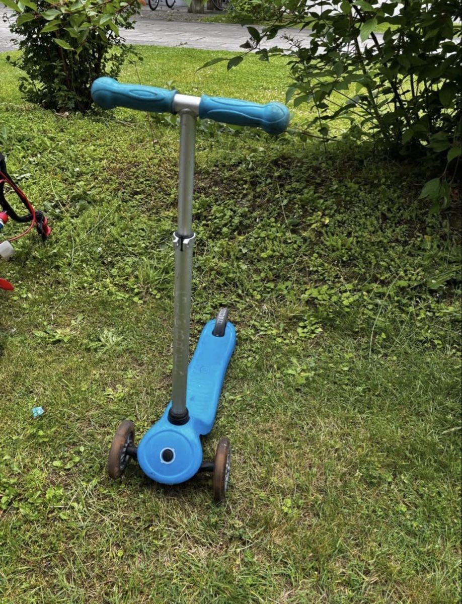 Globber Veicoli per bambini: Trotti Kinderroller / Dreirad-Scooter – Blau – Usato da Buchs AG venduto da GresaaB 1