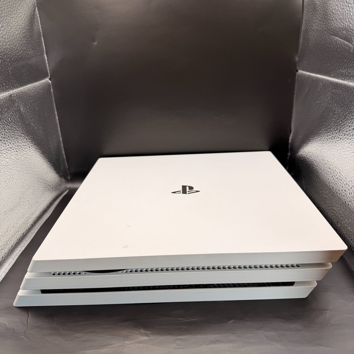 Sony Consoles: Playstation 4 Pro 1TB Weiss – D'occasion à Düdingen par Nerdworld 5